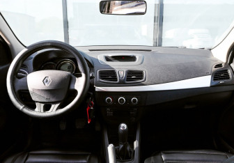 Подержанный автомобиль Renault Megane Hatchback 2013 года (17 фото)