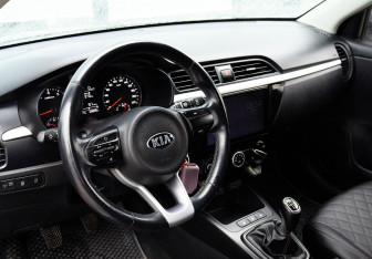 Подержанный автомобиль Kia Rio Hatchback 2017 года (15 фото)