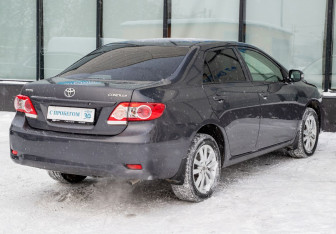 Подержанный автомобиль Toyota Corolla Sedan 2012 года (5 фото)
