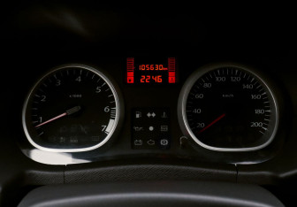 Подержанный автомобиль Renault Duster 2014 года (9 фото)