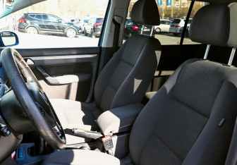 Подержанный автомобиль Volkswagen Touran 2007 года (15 фото)