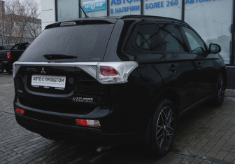 Подержанный автомобиль Mitsubishi Outlander 2014 года (5 фото)