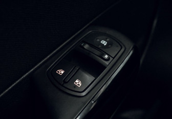 Подержанный автомобиль Opel Corsa 2012 года (12 фото)