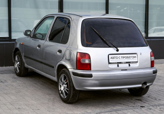 Подержанный автомобиль Nissan March Hatchback 1998 года (3 фото)