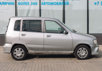 Подержанный автомобиль Nissan Cube 2001 года (6 фото)
