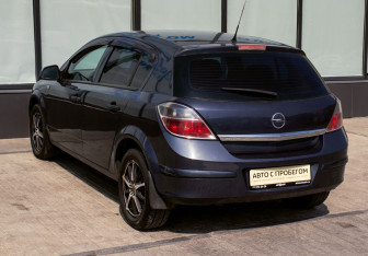 Подержанный автомобиль Opel Astra Hatchback 2010 года (3 фото)