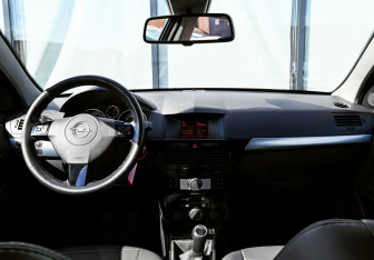 Подержанный автомобиль Opel Astra Sedan 2012 года (17 фото)