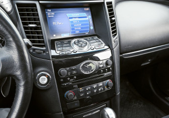 Подержанный автомобиль Infiniti FX 2012 года (15 фото)