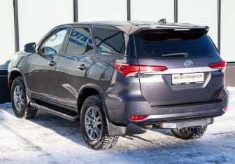 Подержанный автомобиль Toyota Fortuner 2020 года (3 фото)
