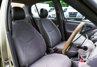 Подержанный автомобиль Toyota Platz 2000 года (13 фото)