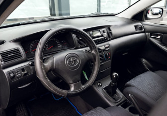 Подержанный автомобиль Toyota Corolla Wagon 2003 года (13 фото)