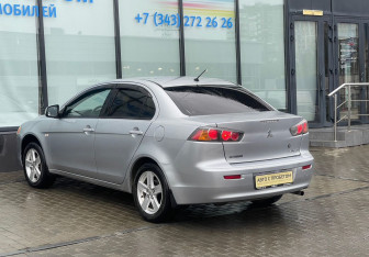 Подержанный автомобиль Mitsubishi Lancer Sedan 2010 года (3 фото)