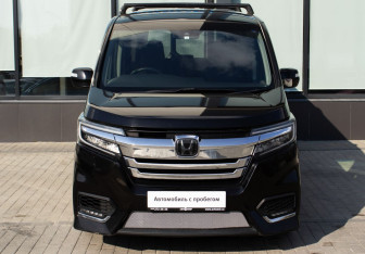 Подержанный автомобиль Honda Stepwgn 2017 года (8 фото)