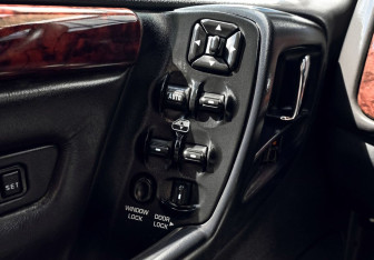 Подержанный автомобиль Jeep Grand Cherokee 1995 года (12 фото)