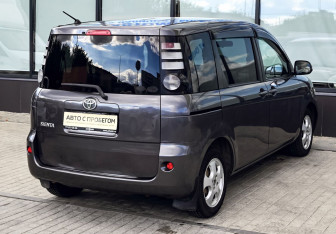 Подержанный автомобиль Toyota Sienta 2010 года (5 фото)