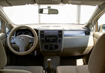 Подержанный автомобиль Nissan Tiida Hatchback 2007 года (18 фото)