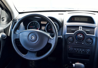 Подержанный автомобиль Renault Megane Sedan 2006 года (17 фото)
