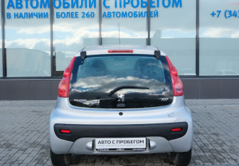 Подержанный автомобиль Peugeot 107 2009 года (4 фото)