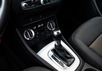 Подержанный автомобиль Audi Q3 2012 года (16 фото)