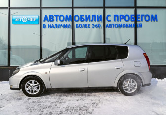 Подержанный автомобиль Toyota Opa 2001 года (2 фото)