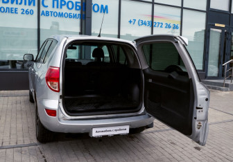Подержанный автомобиль Toyota RAV4 2007 года (19 фото)