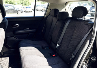 Подержанный автомобиль Nissan Tiida Hatchback 2012 года (16 фото)