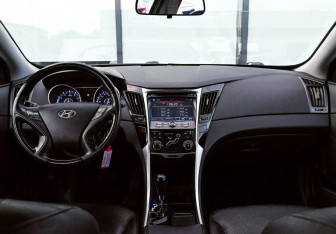 Подержанный автомобиль Hyundai Sonata 2010 года (18 фото)