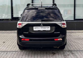 Подержанный автомобиль Mitsubishi Outlander 2013 года (4 фото)