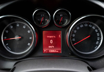 Подержанный автомобиль Opel Astra Sedan 2012 года (16 фото)