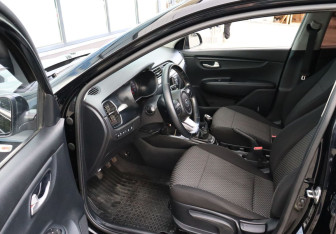 Подержанный автомобиль Kia Rio Hatchback 2017 года (9 фото)