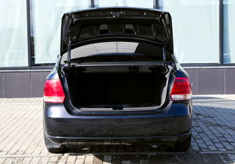Подержанный автомобиль Volkswagen Polo Sedan 2011 года (19 фото)