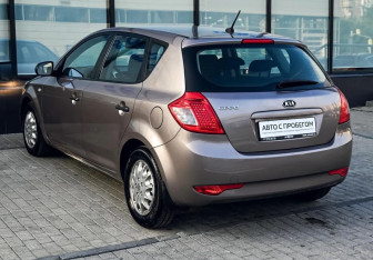 Подержанный автомобиль Kia Ceed Hatchback 2011 года (3 фото)