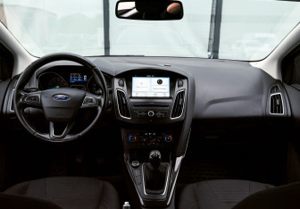 Подержанный автомобиль Ford Focus Sedan 2017 года (18 фото)