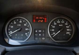 Подержанный автомобиль Renault Logan Sedan 2011 года (15 фото)