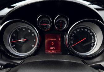 Подержанный автомобиль Opel Astra Hatchback 2012 года (12 фото)