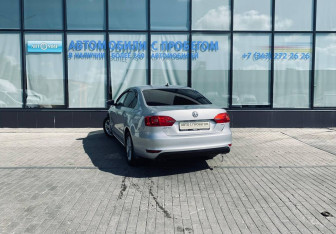 Подержанный автомобиль Volkswagen Jetta Sedan 2014 года (3 фото)