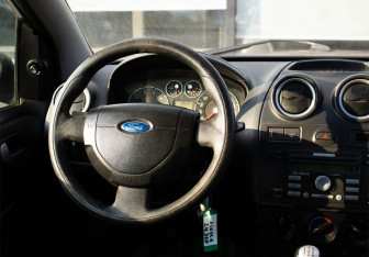Подержанный автомобиль Ford Fiesta Hatchback 2007 года (17 фото)