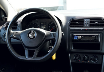 Подержанный автомобиль Volkswagen Polo Sedan 2016 года (17 фото)