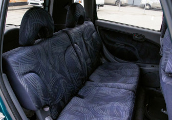 Подержанный автомобиль Daihatsu YRV 2001 года (15 фото)
