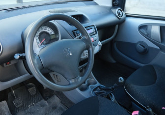 Подержанный автомобиль Peugeot 107 2009 года (9 фото)