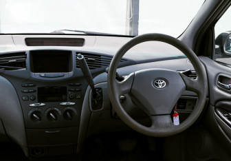 Подержанный автомобиль Toyota Prius Sedan 2001 года (16 фото)