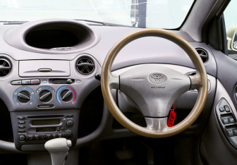 Подержанный автомобиль Toyota Platz 2000 года (17 фото)