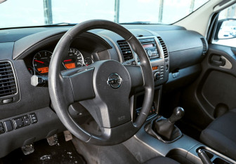 Подержанный автомобиль Nissan Pathfinder 2008 года (10 фото)