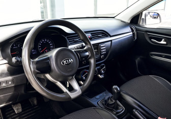 Подержанный автомобиль Kia Rio Sedan 2017 года (14 фото)