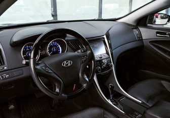 Подержанный автомобиль Hyundai Sonata 2010 года (15 фото)