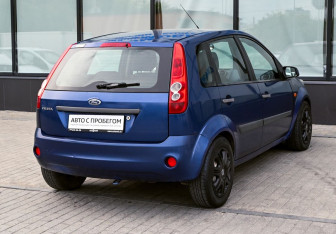 Подержанный автомобиль Ford Fiesta Hatchback 2007 года (5 фото)