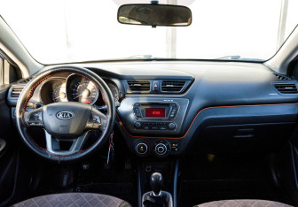 Подержанный автомобиль Kia Rio Hatchback 2012 года (11 фото)