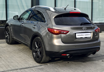 Подержанный автомобиль Infiniti FX 2011 года (3 фото)