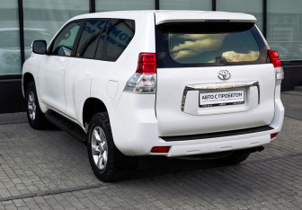Подержанный автомобиль Toyota Land Cruiser Prado 2012 года (3 фото)