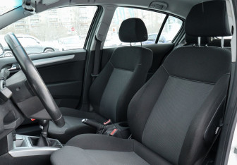 Подержанный автомобиль Opel Astra Hatchback 2012 года (17 фото)